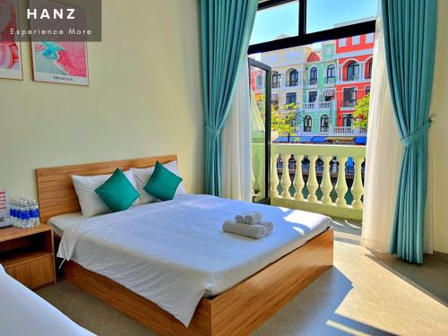 Tempat tidur dalam kamar di HANZ VeniceRiver Sunset Hotel Grand World