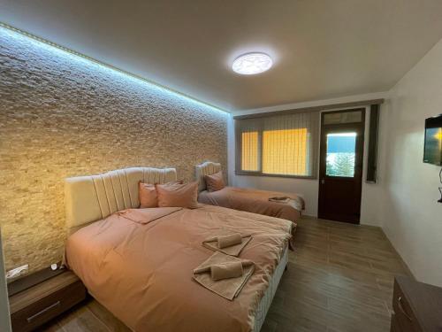 Un pat sau paturi într-o cameră la Villa Siesta Dospat