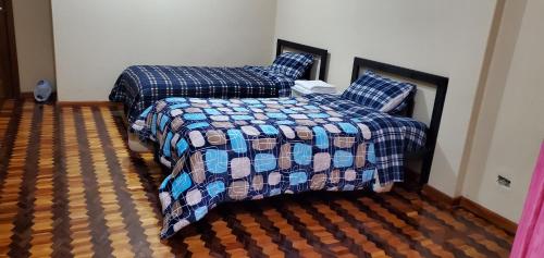 a bedroom with a bed and a chair at Departamento en Cuenca, 2 habitaciones y parqueo gratis in Cuenca
