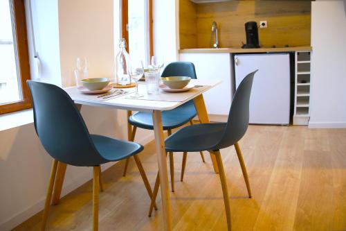 - une table et quatre chaises dans la cuisine dans l'établissement Coco Beach, à Calais