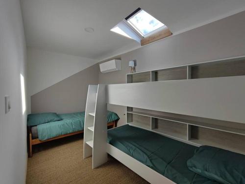 Cette chambre comprend 2 lits superposés et une fenêtre. dans l'établissement Gîte Sud Ardèche, à Vinezac