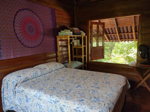 sypialnia z łóżkiem i oknem w obiekcie Recanto Shanti w mieście Alter do Chao
