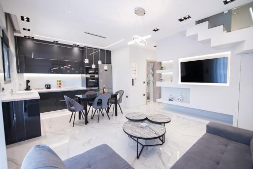 Kuchyň nebo kuchyňský kout v ubytování RAFAELA SUITES