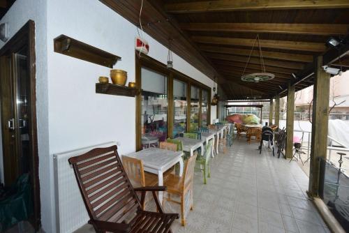 A restaurant or other place to eat at Dardanos Pension