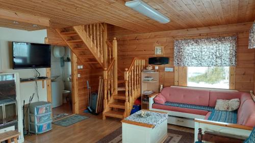 - un salon avec un canapé et un escalier dans l'établissement Kivitasku, à Kalajoki