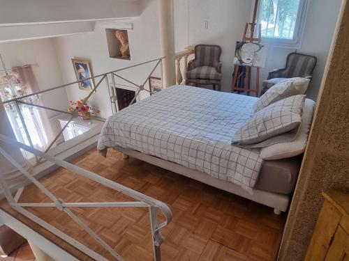 une petite chambre avec un lit et un escalier dans l'établissement Villa de 240 m2 au calme avec piscine, à Salon-de-Provence