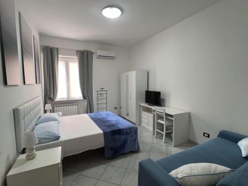 1 dormitorio con 1 cama y 1 sofá en Bed and Breakfast Mare Blu, en Civitavecchia