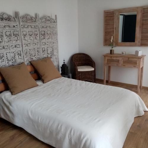 une chambre avec un grand lit blanc et un bureau dans l'établissement Chambre chez l'habitant Aux portes du Mans Evénements circuits du Mans, à Rouillon