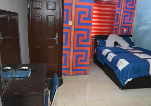 24-7 Electricity Agore Hotels and Suites Ltdにあるベッド