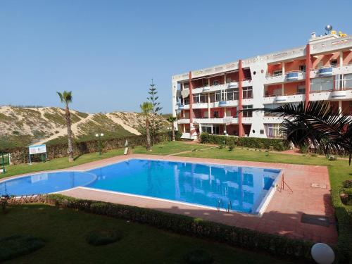 una gran piscina frente a un edificio en Appartement au bord de l'eau, en Mohammedia