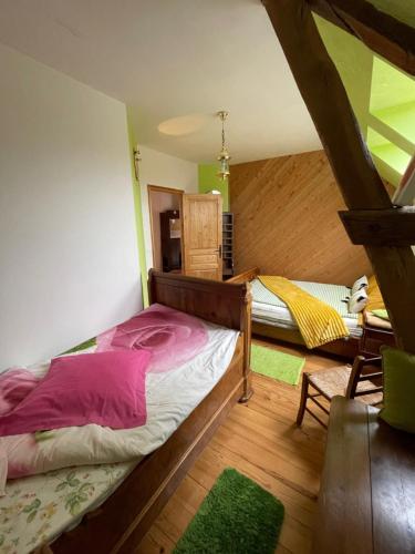 1 dormitorio con 1 cama y 1 mesa en una habitación en Biologite, en Argentré-du-Plessis