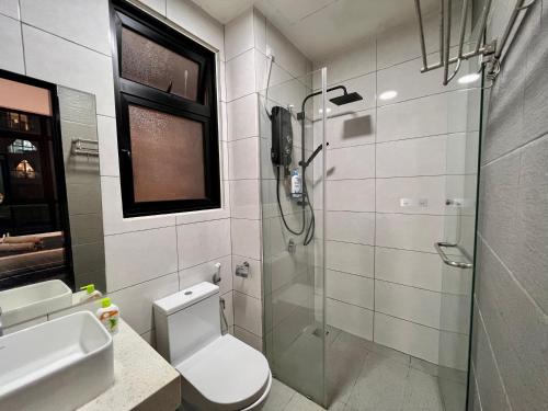 uma casa de banho com um chuveiro, um WC e um lavatório. em UrbanRuma#Industrial#Putrajaya#500Mbps#Netflix em Putrajaya