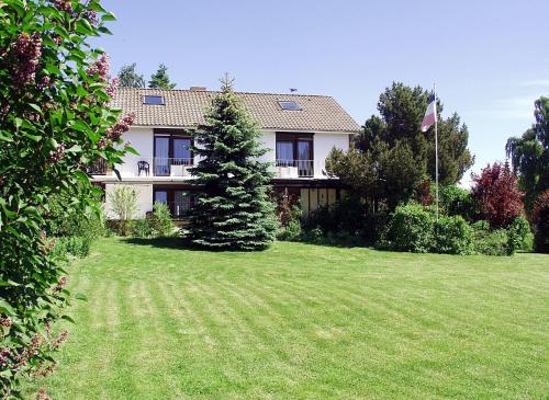 a house with a green lawn in front of it at Haus Tanneck, Nr 5 in Kellenhusen