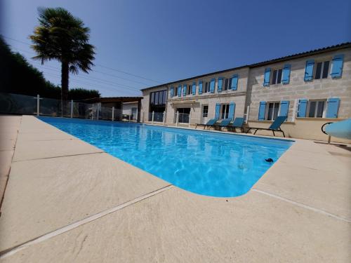 une grande piscine devant un immeuble dans l'établissement Appart'é Nature L'ESCALE - Saintes - Piscine, Parking, Terrasse, Wifi, à Chaniers