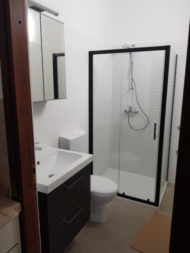 een badkamer met een douche, een toilet en een wastafel bij Marta in Fažana