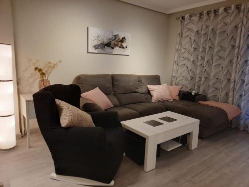 a living room with a couch and a table at Exclusivo apartamento en Canet in Canet de Berenguer
