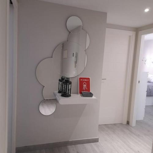 a white room with a mirror on a wall at Exclusivo apartamento en Canet in Canet de Berenguer