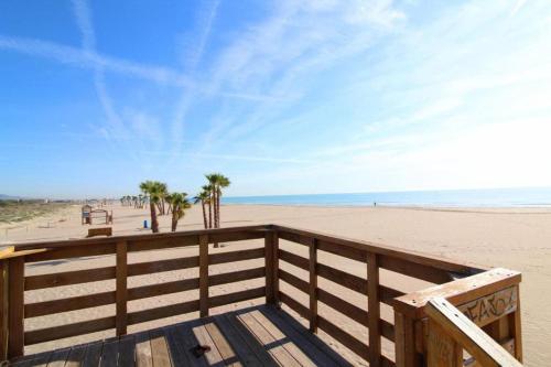 a view of the beach from a wooden boardwalk at Exclusivo apartamento en Canet in Canet de Berenguer