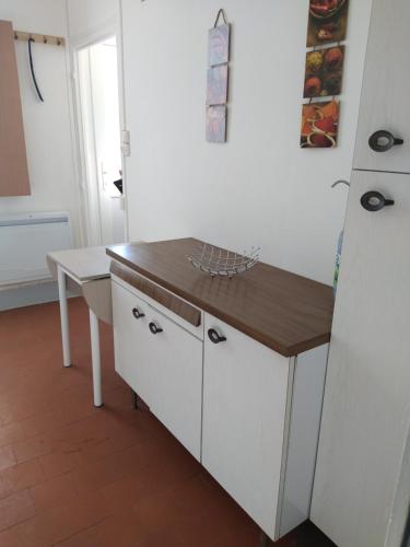 een keuken met een witte koelkast en een tafel bij Warm and Cosy in Nevers