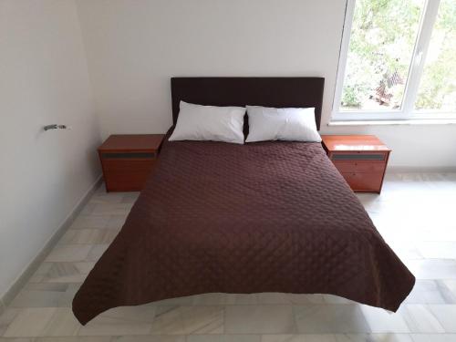 - une chambre avec un lit, 2 tables de chevet et 2 fenêtres dans l'établissement CASA FLOARE DE COLT, à Sîmbăta de Sus