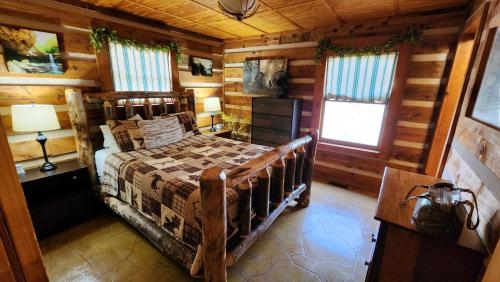 賽維爾維爾的住宿－Rustic Cabin，小木屋内一间卧室,配有一张床