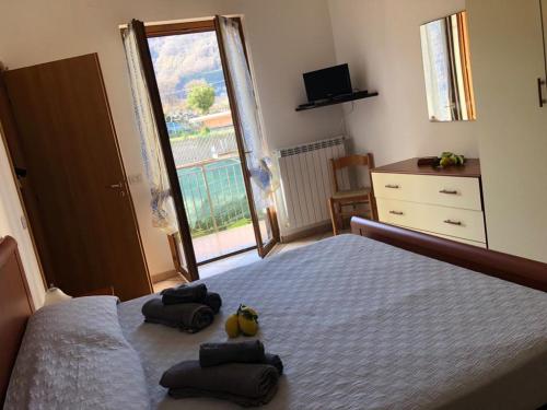 un dormitorio con una cama con dos animales de peluche en Il Giardino dei limoni, en Polvica
