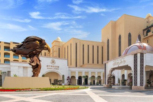 una estatua de un león frente a un edificio en The St. Regis Marsa Arabia Island, The Pearl Qatar, en Doha