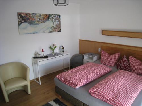 1 dormitorio con 1 cama, 1 mesa y 1 silla en Gästehaus München, en Schönau am Königssee
