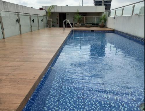 una piscina en la azotea de un edificio en Bonito Apto en la mejor zona Equipetrol, en Santa Cruz de la Sierra