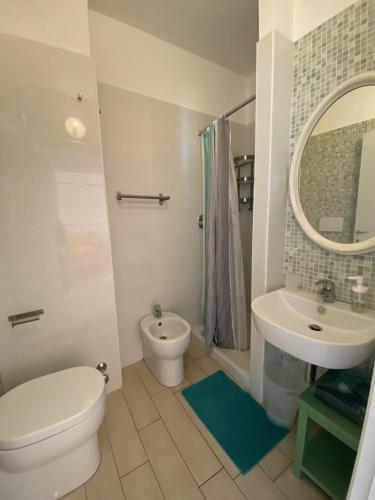 Il Pinolo 2 في مارينا دي سيسينا: حمام ابيض مع مرحاض ومغسلة