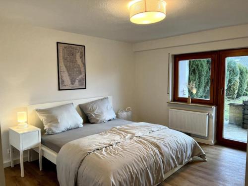um quarto com uma cama e uma janela em Wohnglück Seifferer em Ravensburg