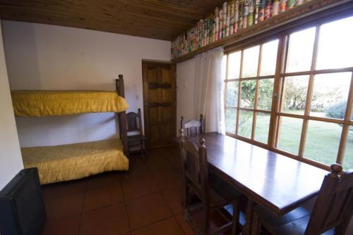 Habitación con mesa y comedor. en Puerto Carrasco, en Valeria del Mar