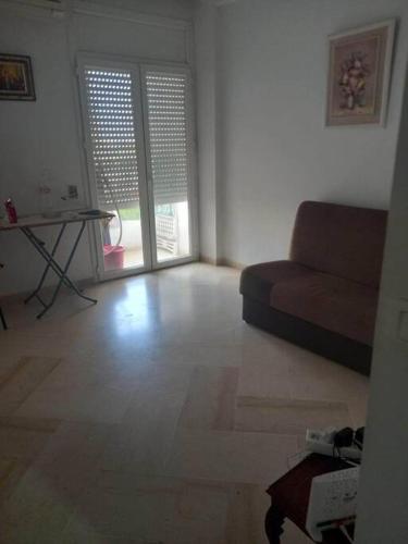 - un salon avec un canapé et une table dans l'établissement Appartement plein Centre Urbain, à Tunis