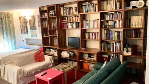諾瓦拉的住宿－Casa Atelier，客厅配有书架,书架上装满了书籍