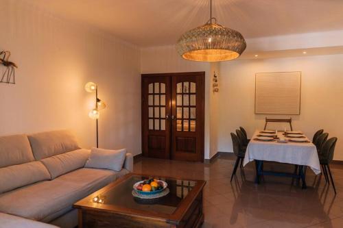een woonkamer met een bank en een tafel bij Starry Nights Apartment in Albufeira