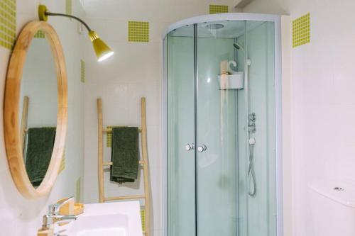 een badkamer met douche, wastafel en spiegel bij Starry Nights Apartment in Albufeira