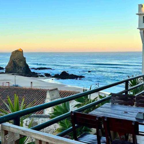 a balcony with a table and a view of the ocean at Apartamento Praia de Santa Cruz - Casa Mar in Silveira