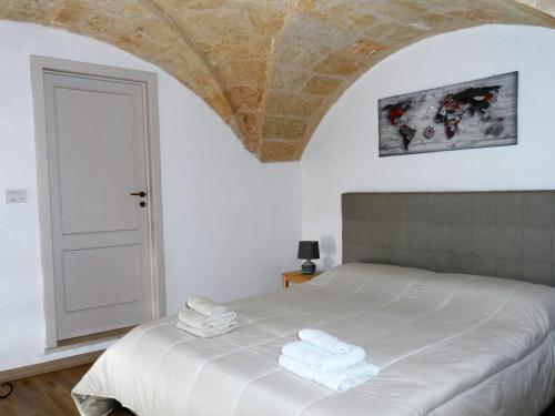 - une chambre avec un lit et 2 serviettes dans l'établissement Casa Bianca, à Gagliano del Capo