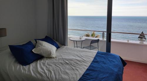 sypialnia z łóżkiem i widokiem na ocean w obiekcie Rocachica Edén Beach 41 w mieście Torremolinos