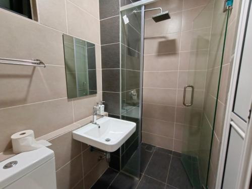 Ένα μπάνιο στο Medini D'Pristine, 3 min walk to Legoland, Netflix by Hint Homestay