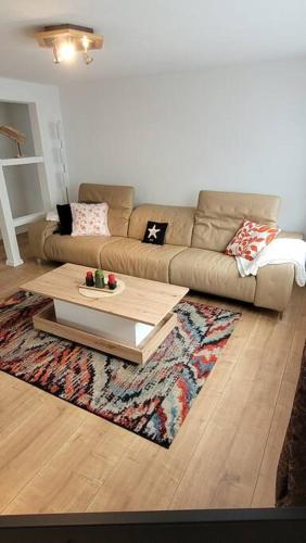 uma sala de estar com um sofá e uma mesa de centro em Omi's Nest, für klein und gross em Oberbüren