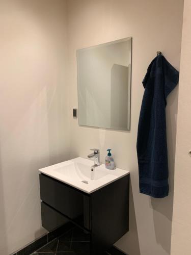 a bathroom with a sink and a mirror at SleepOver in Rødby! Few minutes from Femern Tunnel and Ferry to Puttgarden in Rødby