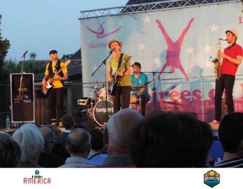 a group of people playing music on a stage at Little America - Appart Hôtel 3km Futuroscope in Jaunay-Marigny