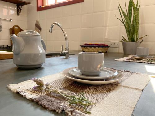 Příslušenství pro přípravu čaje a kávy v ubytování Casa no Centro Histórico de Catas Altas