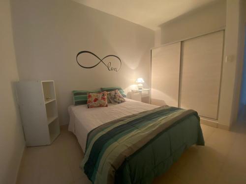 ein Schlafzimmer mit einem großen Bett mit zwei Kissen darauf in der Unterkunft La casita de La Rioja in La Rioja