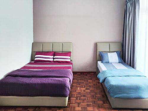 Säng eller sängar i ett rum på Gaya Homestay 3Bed 2Bath 12pax Taman Gaya JB 5min to Aeon&Ikea 高雅民宿