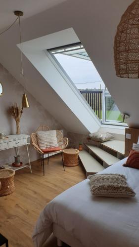 una camera da letto con scala, letto e sedia di AMARRÉ Chambres d'Hôtes a Sarzeau