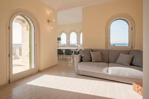 - un salon avec un canapé et une table dans l'établissement Villa Teti, à San Vincenzo