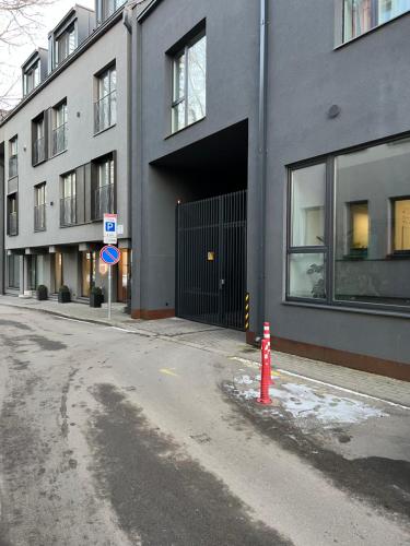 einem roten Hydranten vor einem Gebäude in der Unterkunft Castle Apartaments host Kaunas with free parking in Kaunas