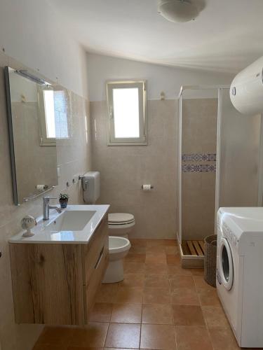 ein Bad mit einem Waschbecken, einem WC und einer Dusche in der Unterkunft Casa vacanze Madre Terra in Putignano